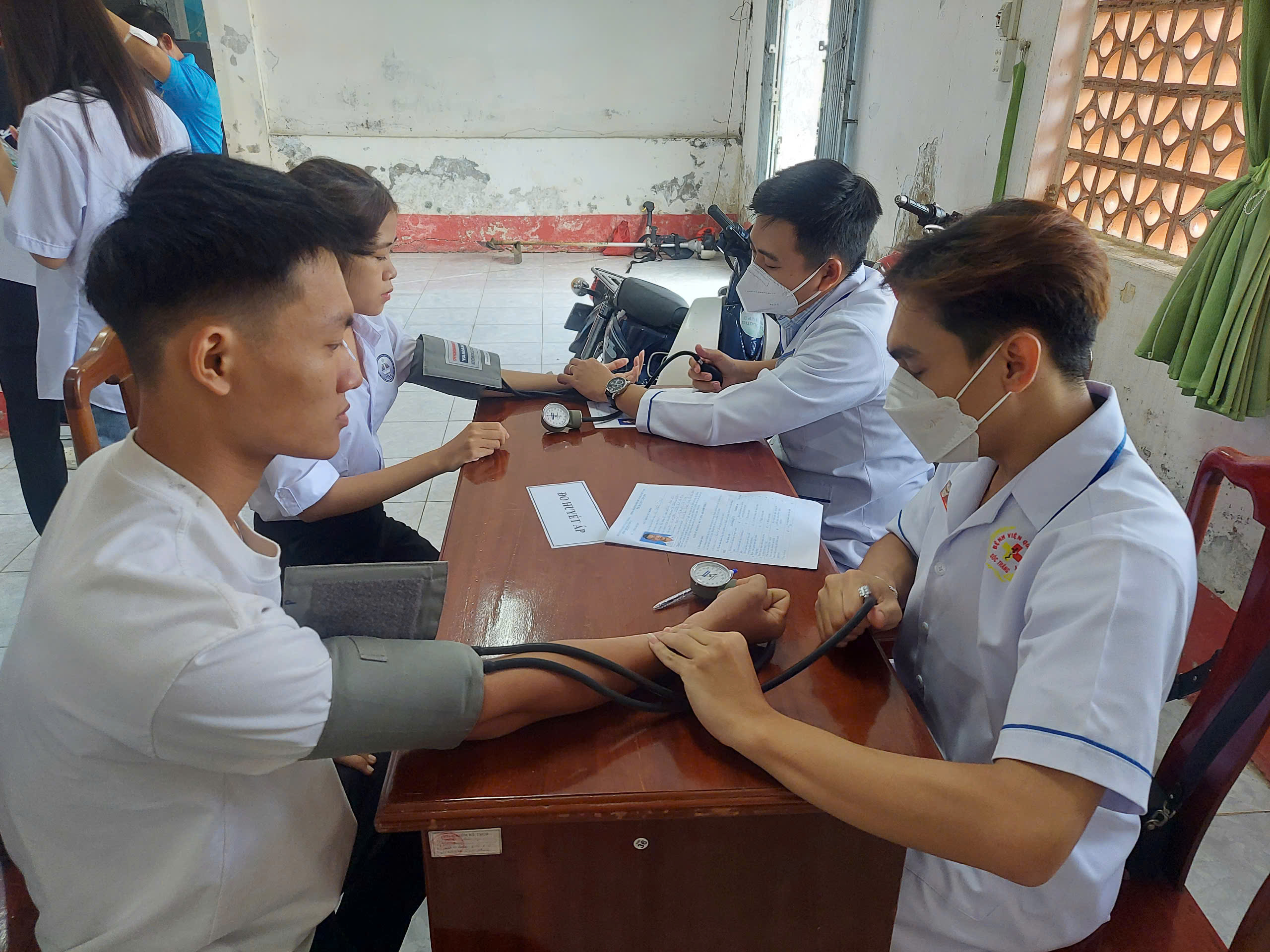 Khám sức khỏe đầu khóa cho tân sinh viên